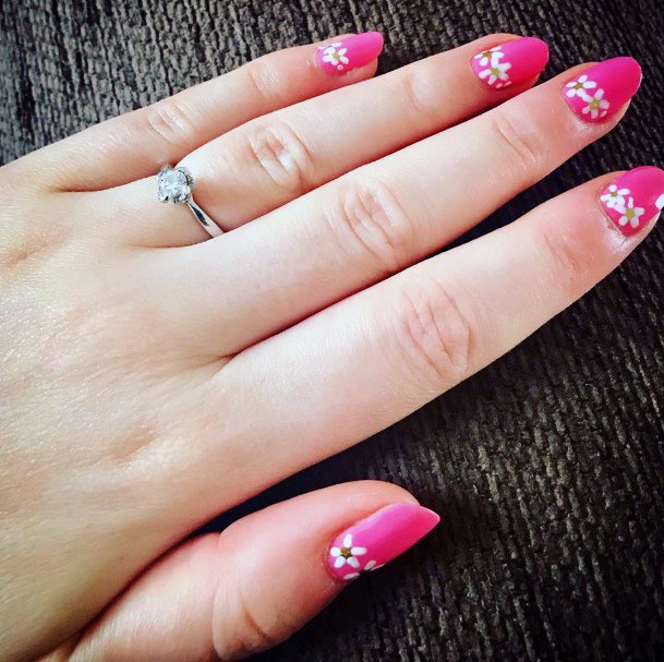 Lovely Pink Nails With Daisy