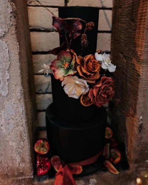 Lovely Roses On Black Wedding Cake