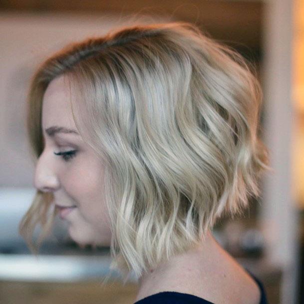 Lovely Short Wavy Blonde Hairstyle Ideas For Modern Stylish Women