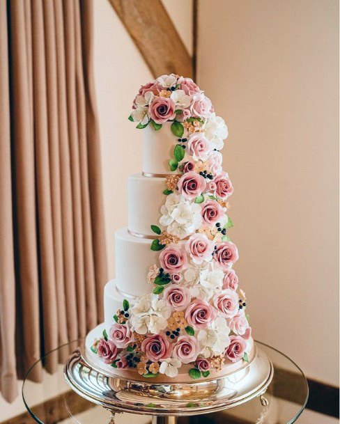 Lush Roses On Elegant Wedding Cake Women