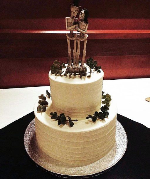 Magnificent Halloween Wedding Cake Bride Groom Skeleton Topper Inspiration