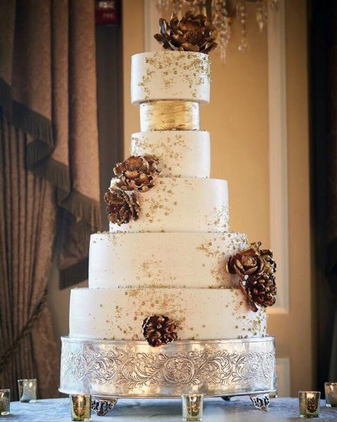 Magnificient Gold And White Wedding Cake