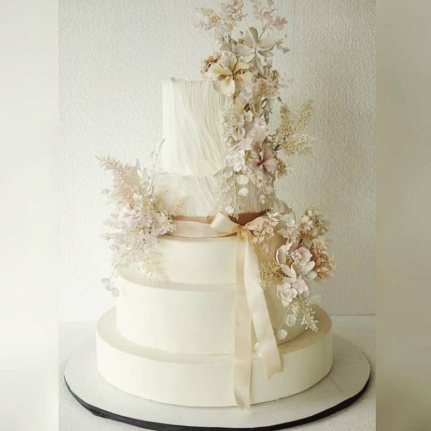 Majestic White Wedding Cake Art