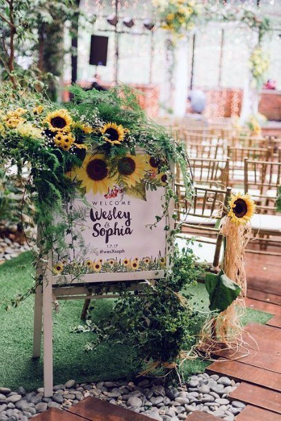 Marvelous Cute Sunflower Wedding Sign Ideas Outdoor