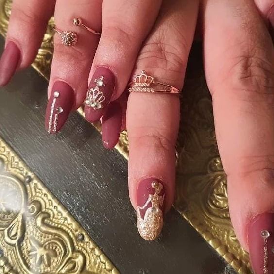 Minimal Crown Nail For Women