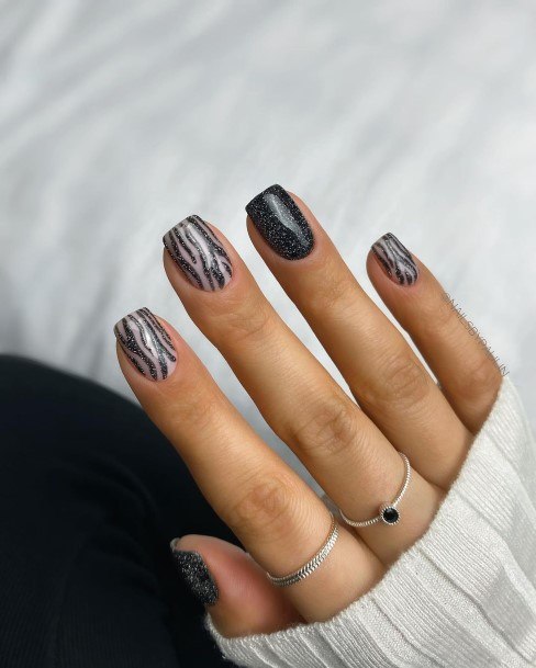 Minimal Dark Nail For Women