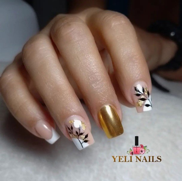 Minimal Metallic Gold Nail For Women