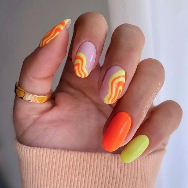 Minimal Short Yellow Nail For Women