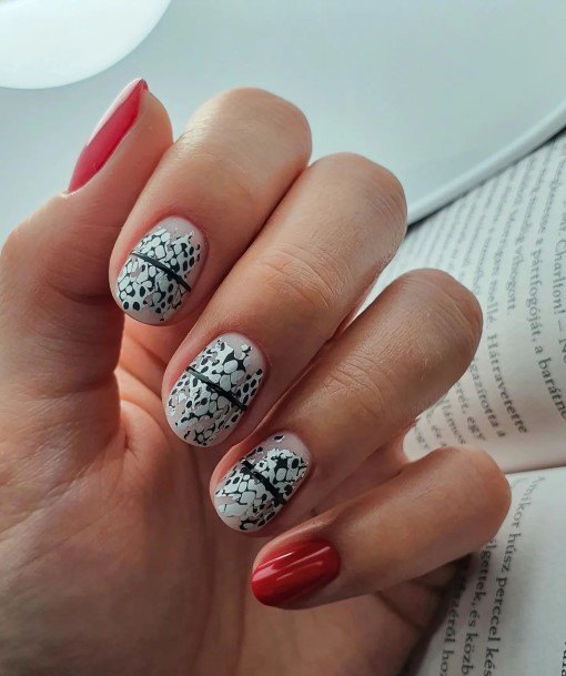 Minimal Snake Nail For Women