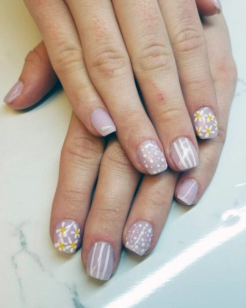 Modern Daisy Designs On Nails