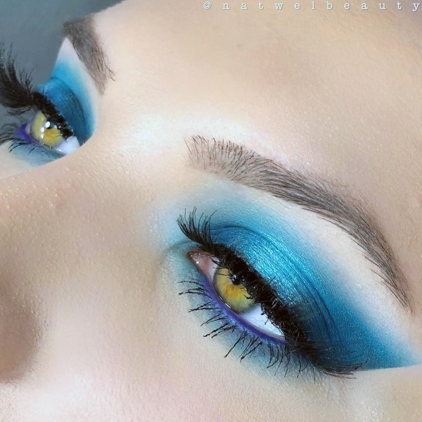 Perfectly Drawn Blue Eyeshadow Women