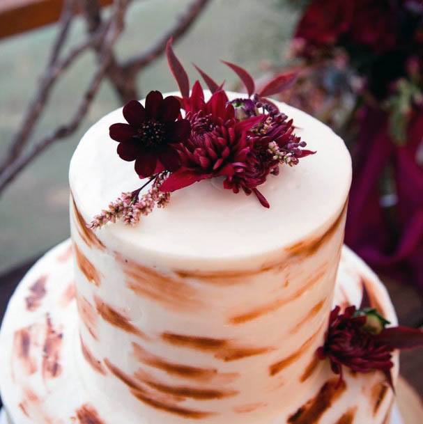 Pretty Cake With Red Wedding Flowers