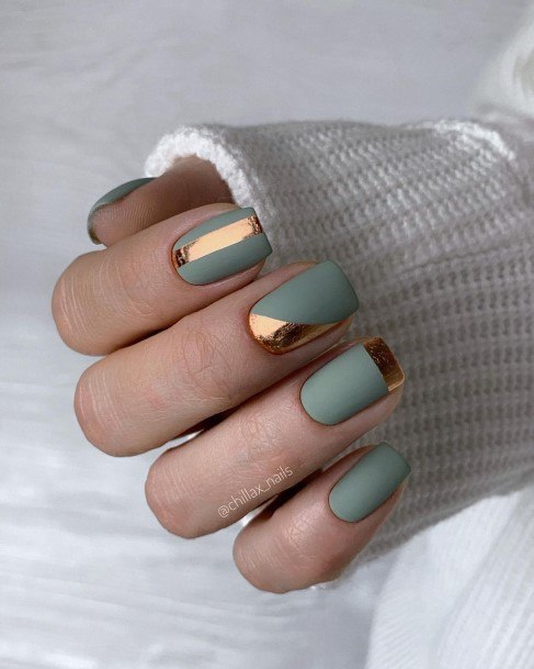 Pretty Metallic Gold Nails Women