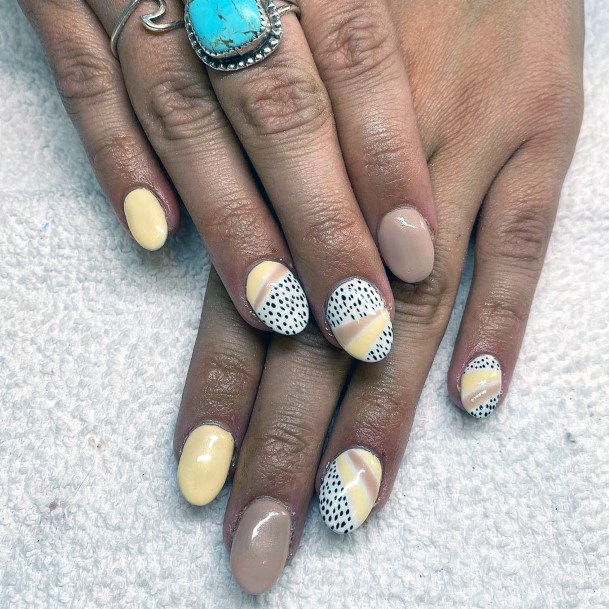 Pretty Pale Yellow Nails For Women