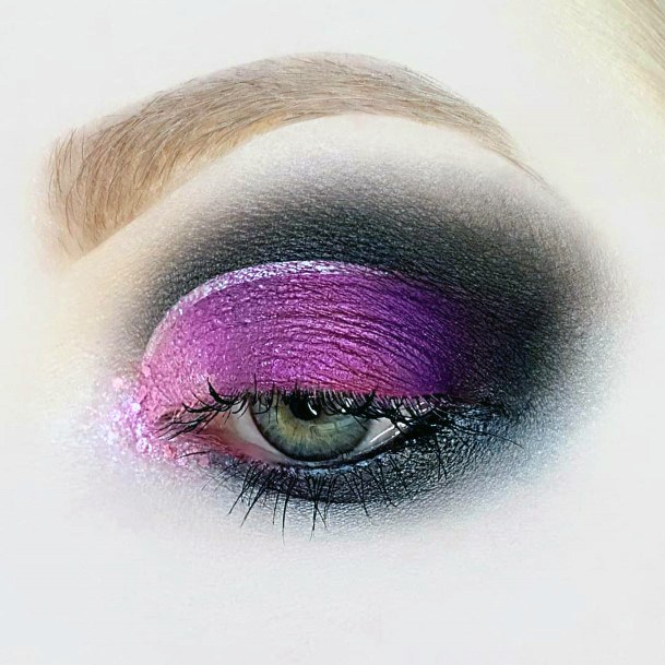 Purple Shaded Eyeshadow With Black Border Women