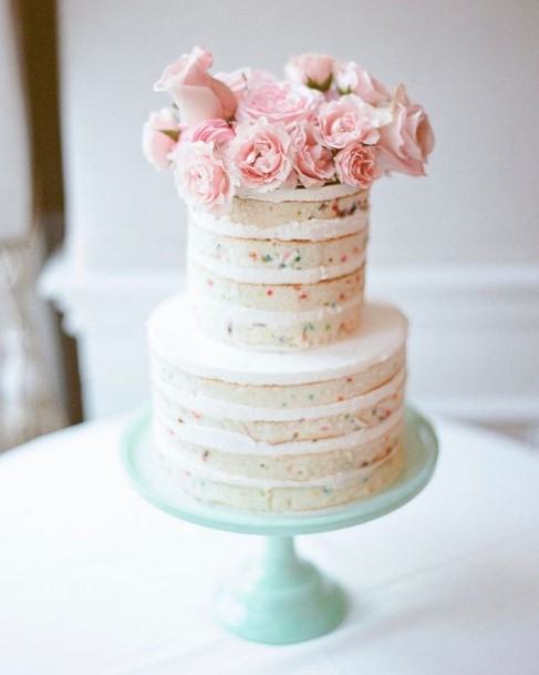 Realistic Roses Decorated Beautiful Wedding Cake