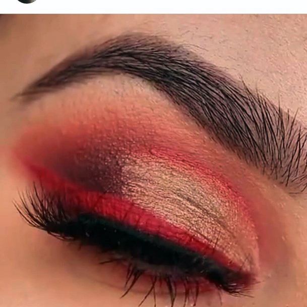 Red Bordered Brown Eyeshadow Women