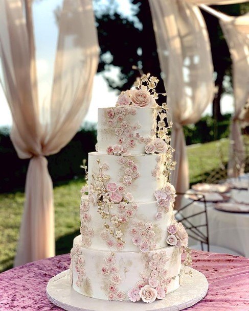 Rose Creepers On White Beautiful Wedding Cakes