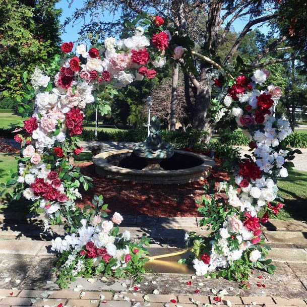 Round Design Red And White Wedding Flowers