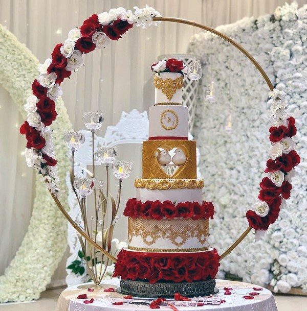 Round Red And White Flower Decorated Wedding Cake Stand Women