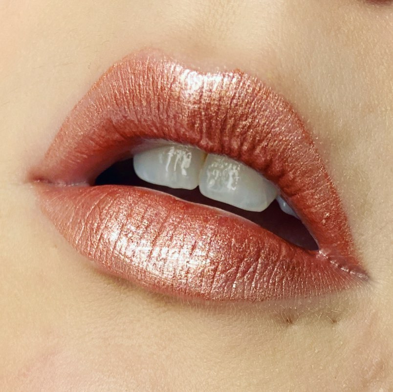 Sexy Rose Gold Lips Makeup For Women