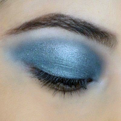 Shimmering Grey Blue Eyeshadow Women