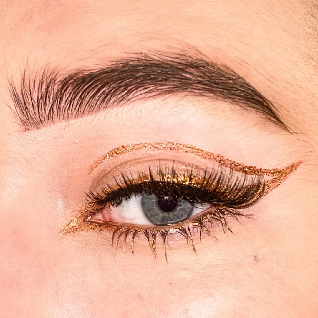 Shining Gold Eyeliner Looks For Women