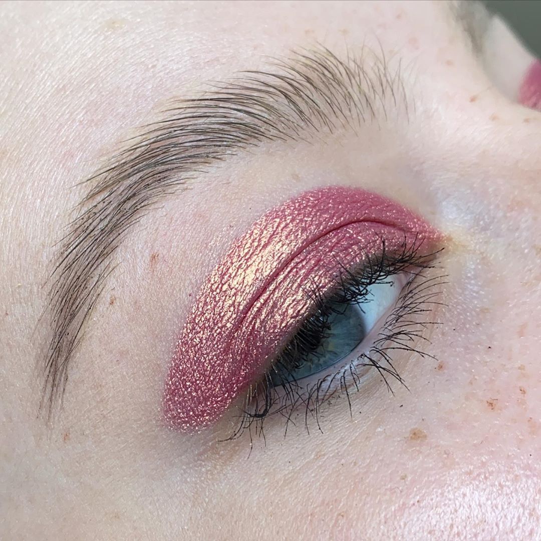 Shiny Rose Gold Eye Makeup Looks For Women