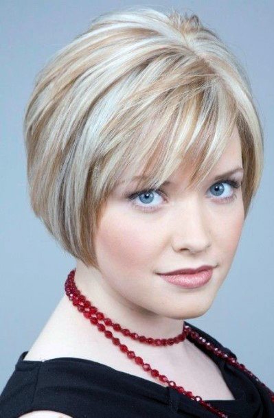 Short Blonde Sporty Hairstyle Round Face Modern Woman Stylish Look