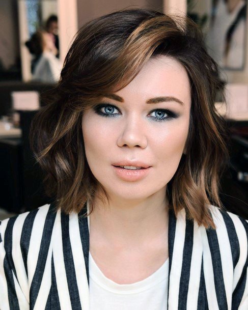 Short Brown Wavy Hairstyle Pretty Woman Round Face Fun Cool