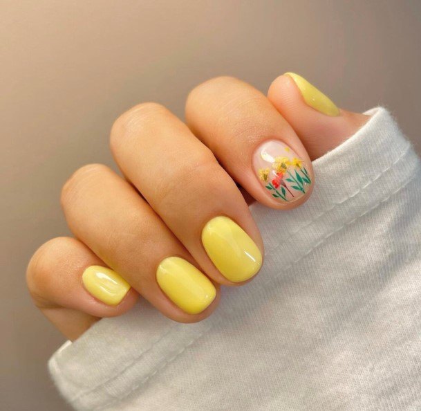 Short Yellow Nail Feminine Designs