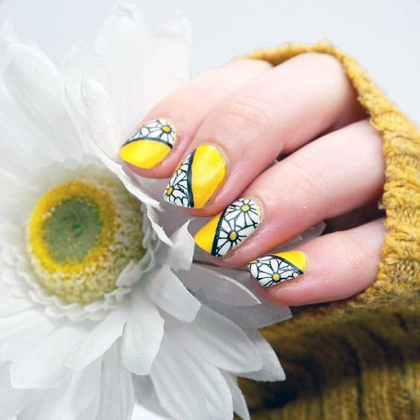 Silver Glitters Yellow Nails With Daisy Art