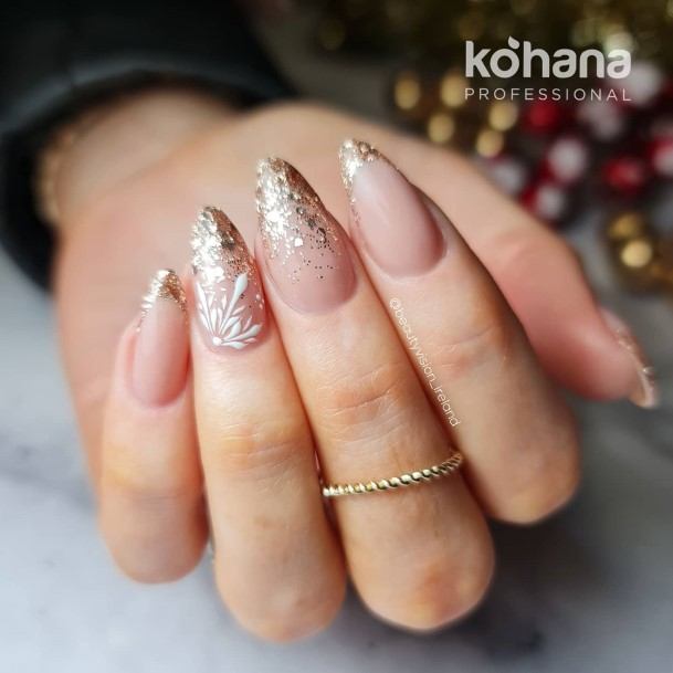 Simple Gold Ombre Nail For Women