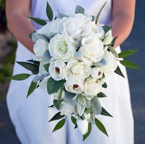 Sleek White Wedding Floral Bouquet Ideas For Bride