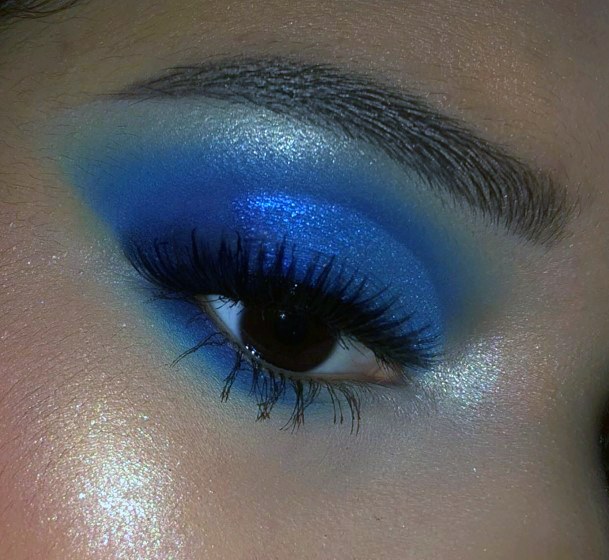 Smooth Blue Eyeshadow Makeup For Women