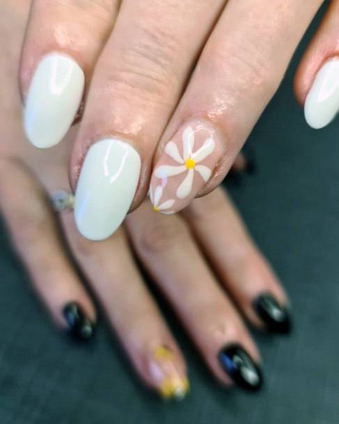 Snow White Nails With Daisy Print