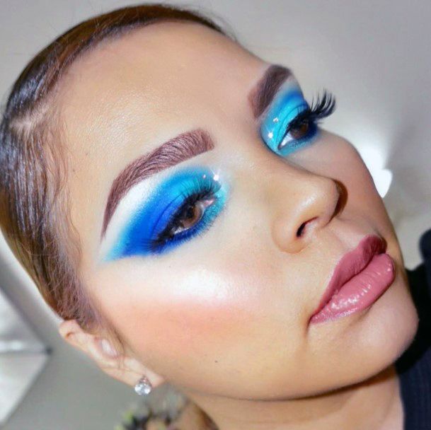 Solid Bright Blue Shaded Eyeshadow Makeup For Women