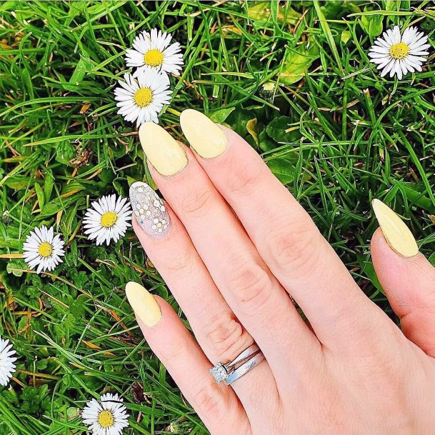 Sparkly Daisy On Nail Pattern