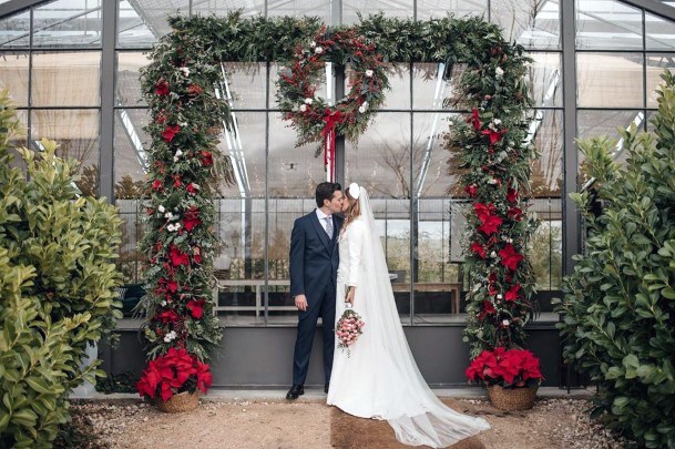 Stunning Christmas Wedding Gorgeous Wreat Arch Beautiful Ideas