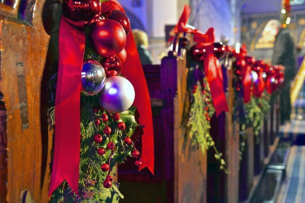 Stunning Christmas Wedding Row Decorations Greenery Ornaments Red Ribbon Ideas