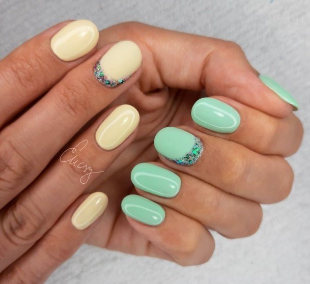 Stunning Girls Green And Yellow Nails