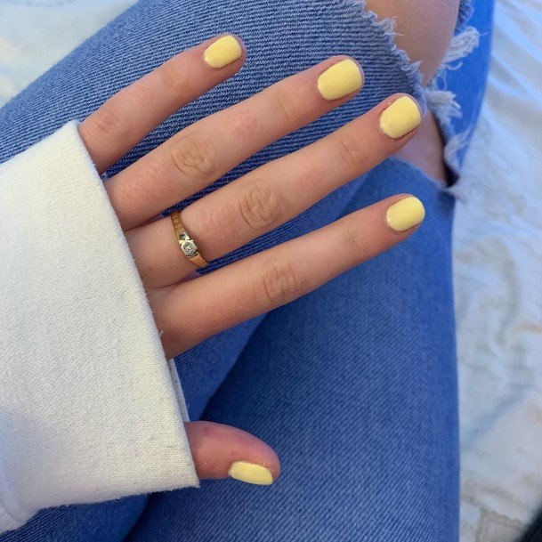 Stunning Girls Short Yellow Nails