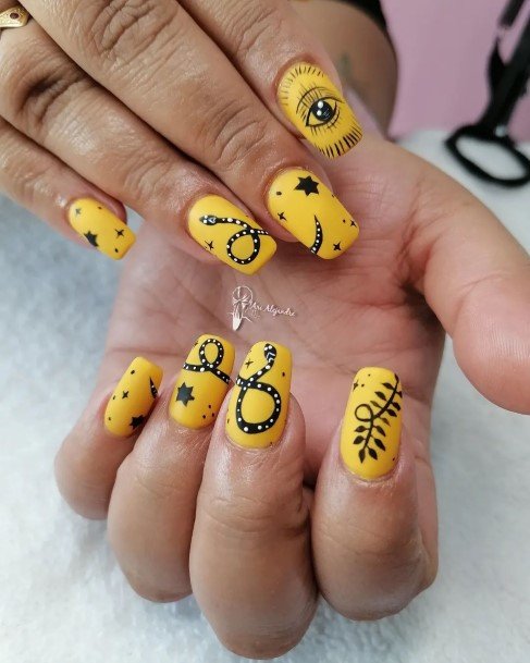 Stunning Girls Snake Nails