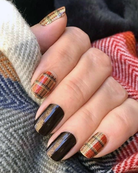 Stylish Checkered Black November Nails