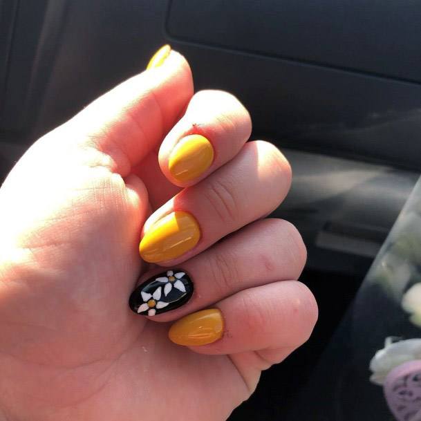 Sunny Yellow And Daisy Design For Nails