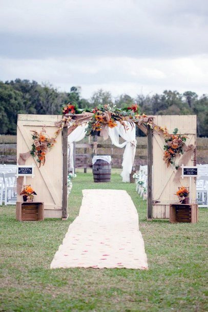 Sweet Autum Barn Door Aisle Entrance Wedding Decoration Ideas