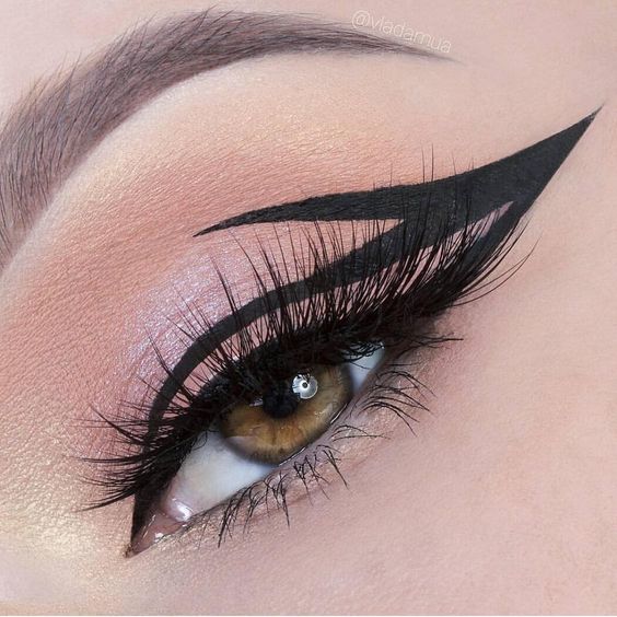 Three Tailed Black Eyeliner Look Women