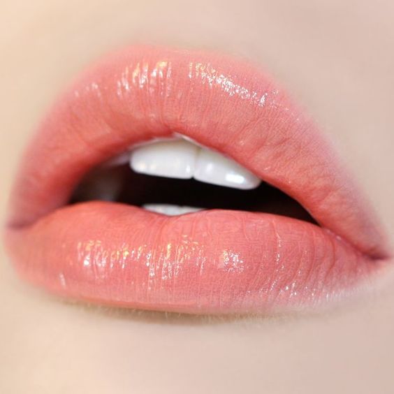 Trendy Coral Pink Lips Makeup Looks Women