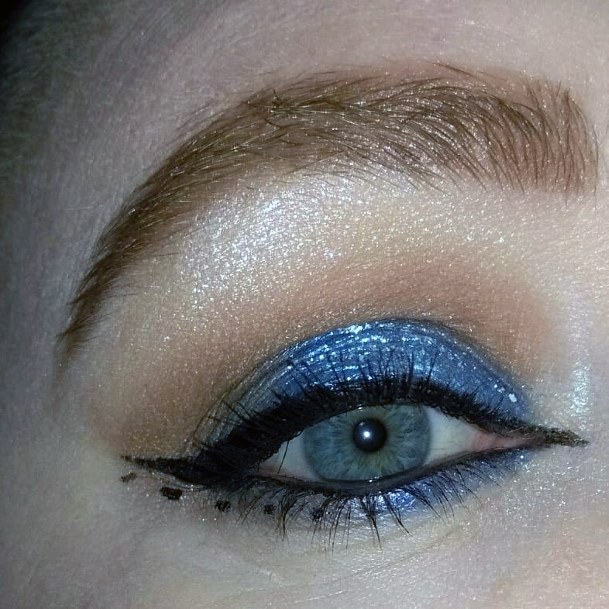 Twinkling Blue Eyeshadow With Brown For Women