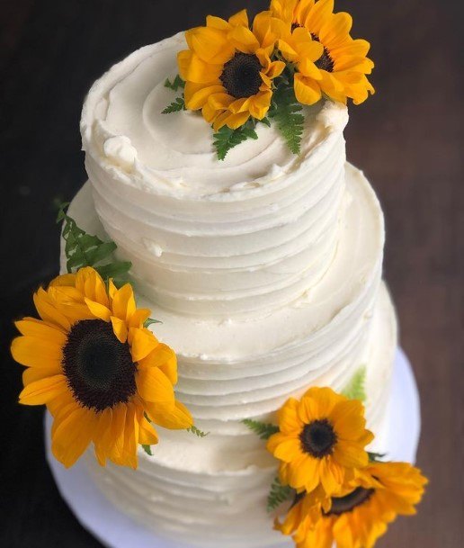 Vivid Country Wedding Cake With Sunflowers